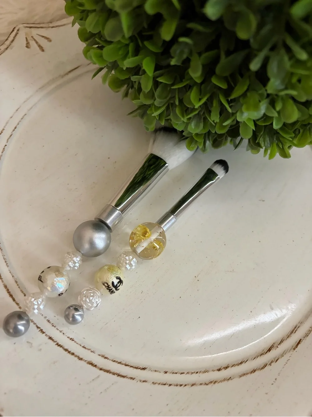 Set of 2 Decorative Makeup Brushes in Silver & White